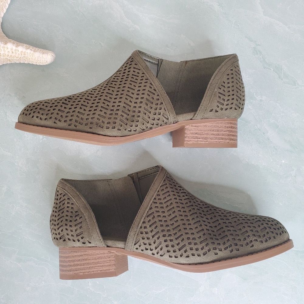 New! Short Heel Ankle Cutout Zip Booties - Picture 6 of 7